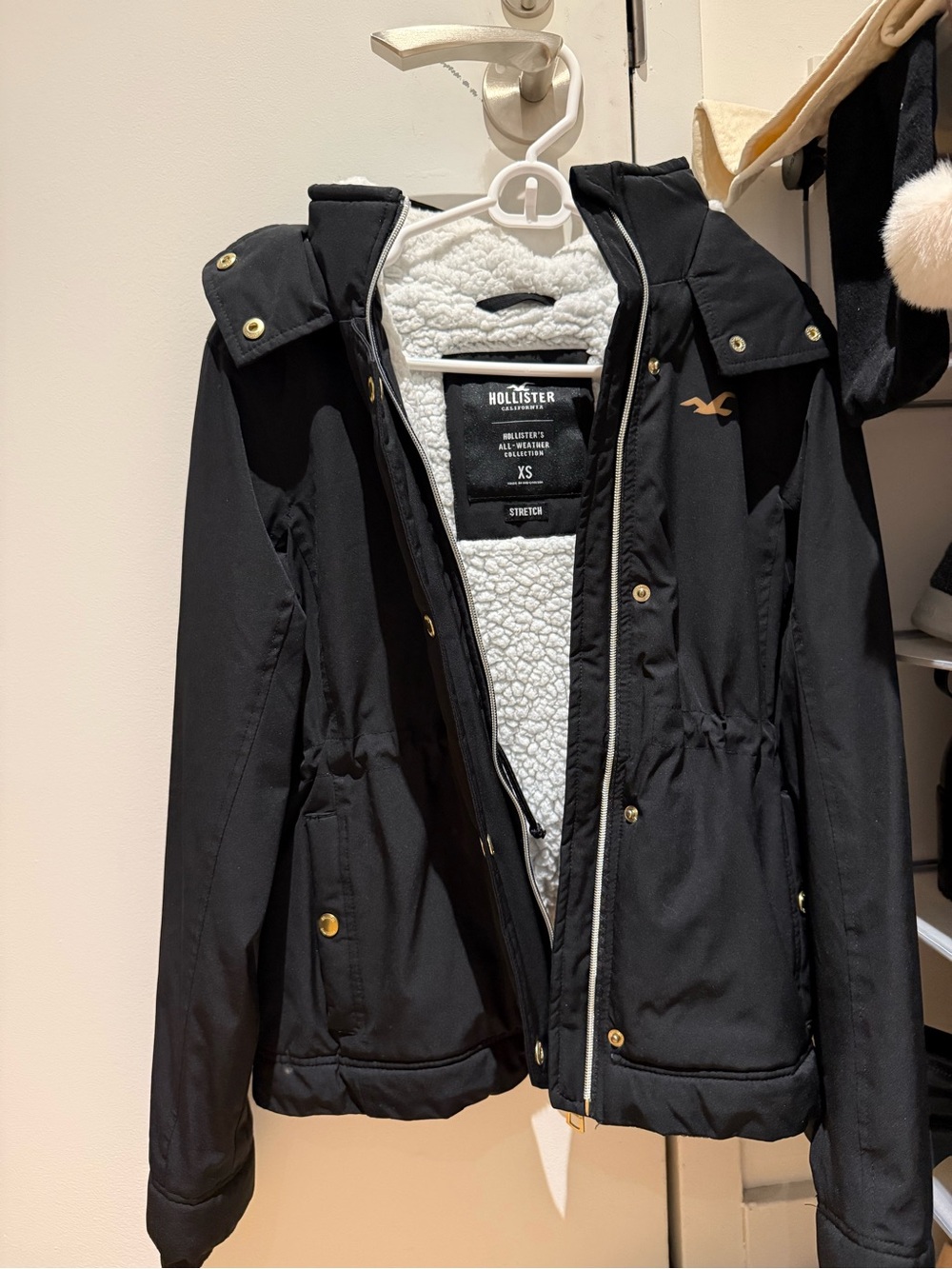 Hollister Black Hooded Puffer Jacket with White Sherpa Lining (XS)